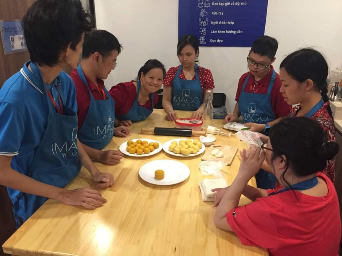 Học, thực hành làm bánh Trung thu