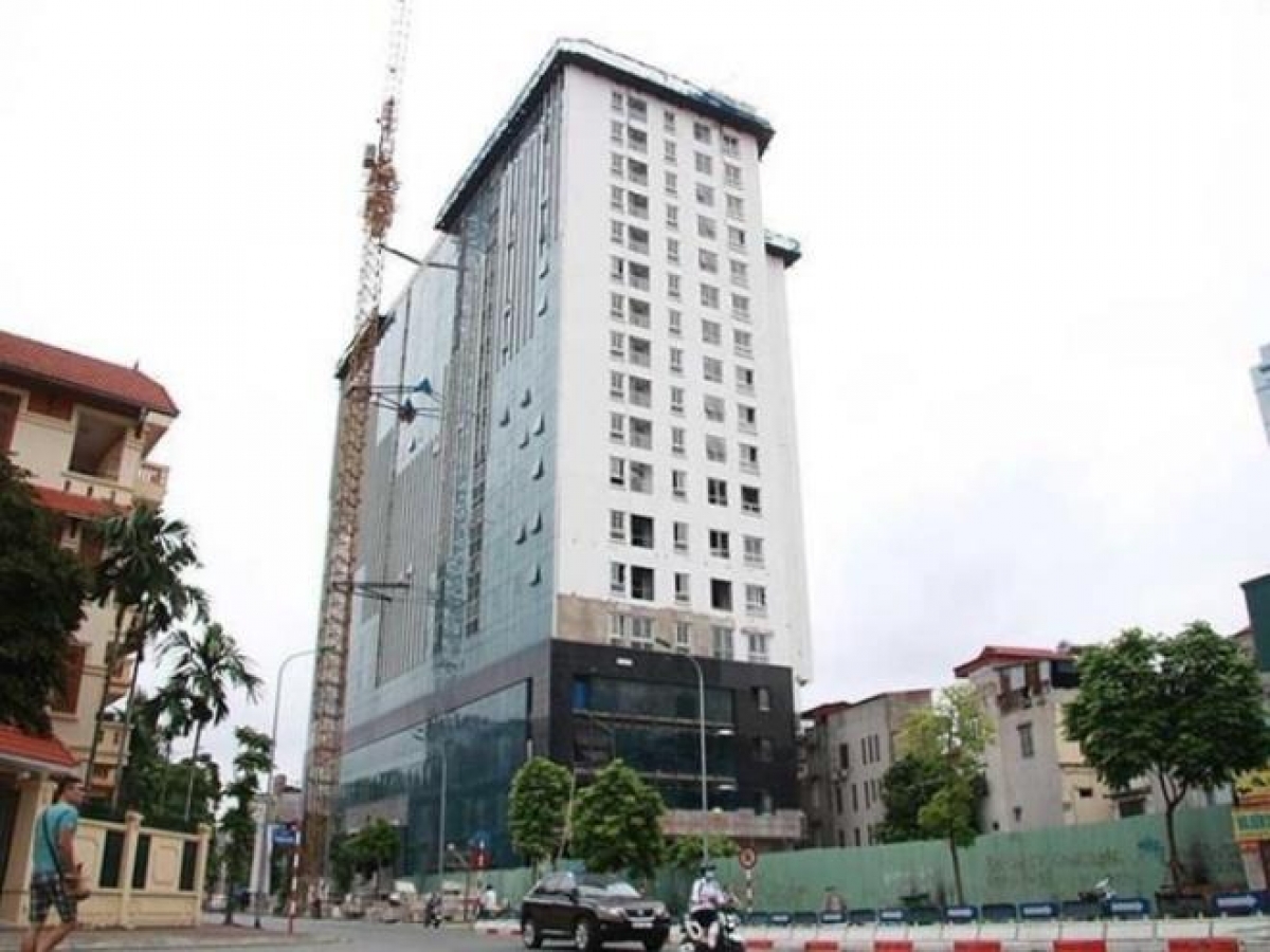 Phá dỡ xong tầng 18 toà nhà 8B Lê Trực.