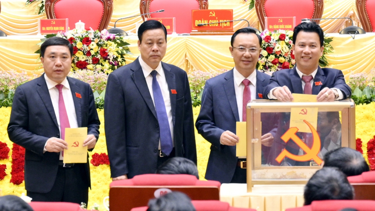 Các đại biểu bỏ phiếu bầu Ban Chấp hàng Đảng bộ tỉnh Hà Giang khoá XVII