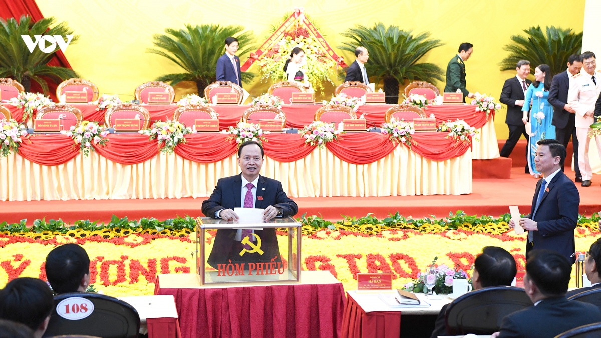 Các đại biểu bỏ phiếu bầu Ban Chấp hàng Đảng bộ tỉnh Thanh Hoá khoá XIX, nhiệm kỳ 2020-2025