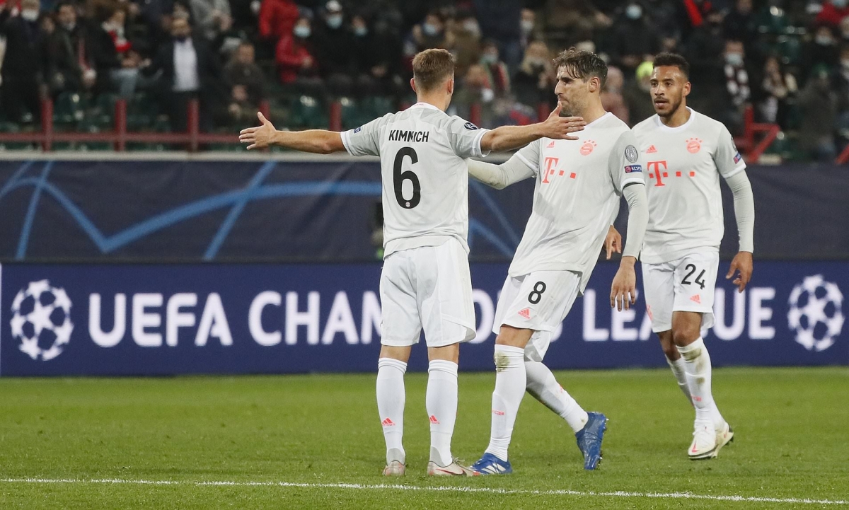 Khoảnh khắc xuất thần của Kimmich mang về chiến thắng cho Bayern Munich. (Ảnh: Getty).