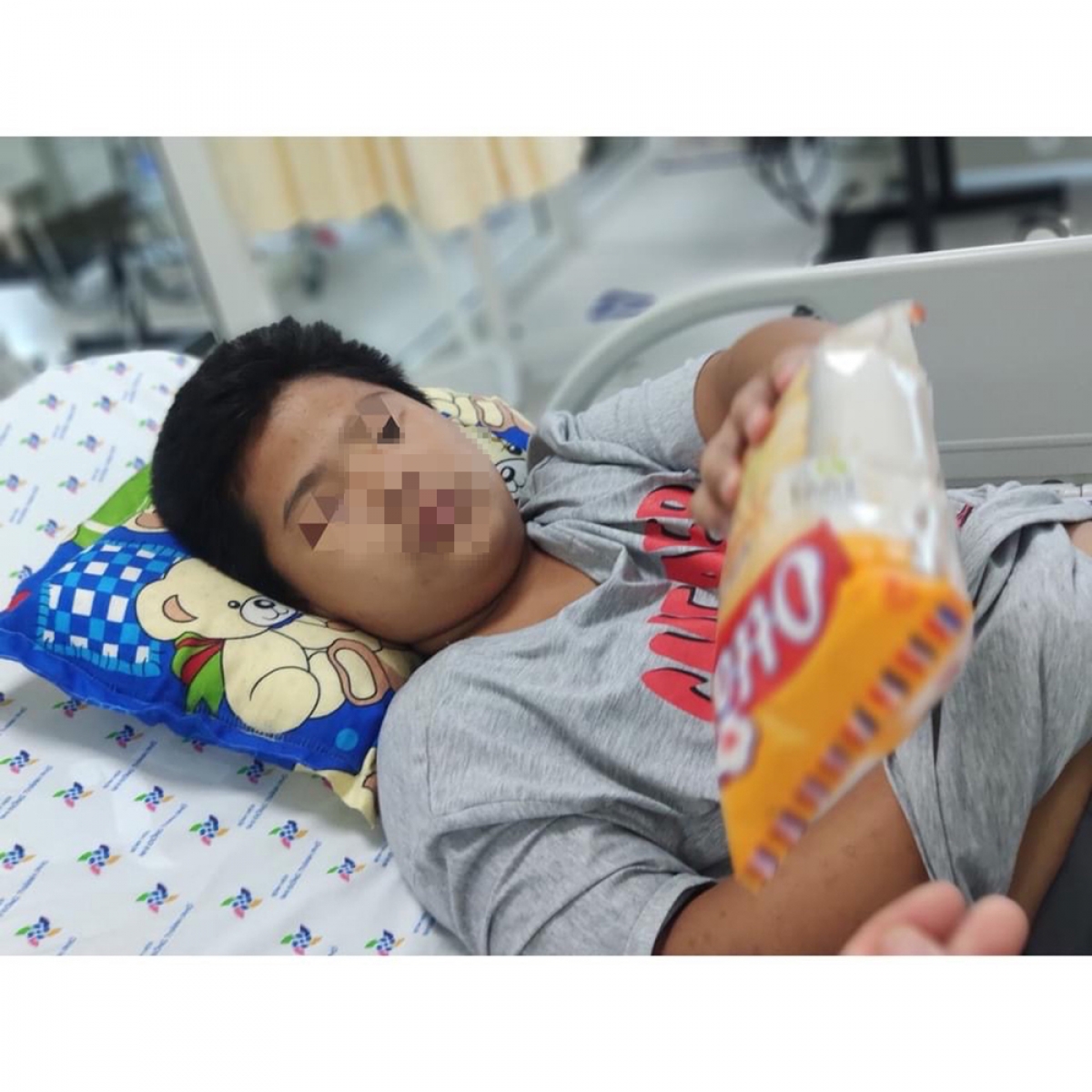 Sau khi qua nguy kịch, bé hồi tỉnh và thèm ăn (Ảnh BVCC)