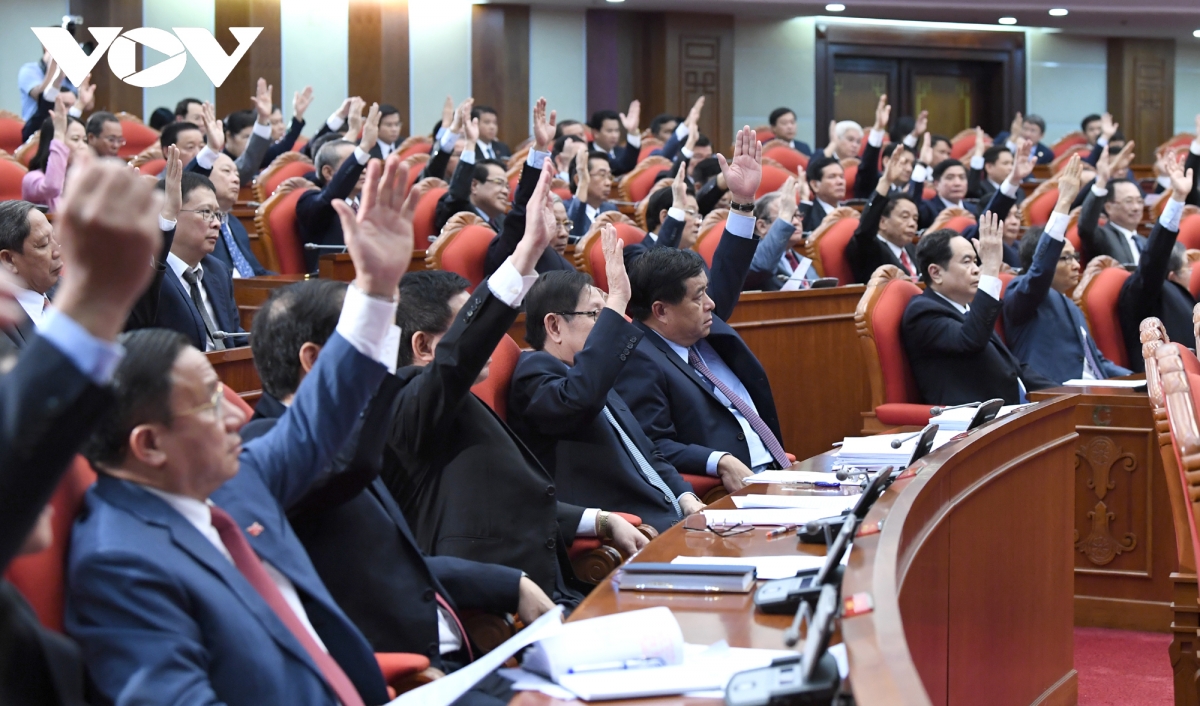 Các đại biểu biểu quyết tại Hội nghị