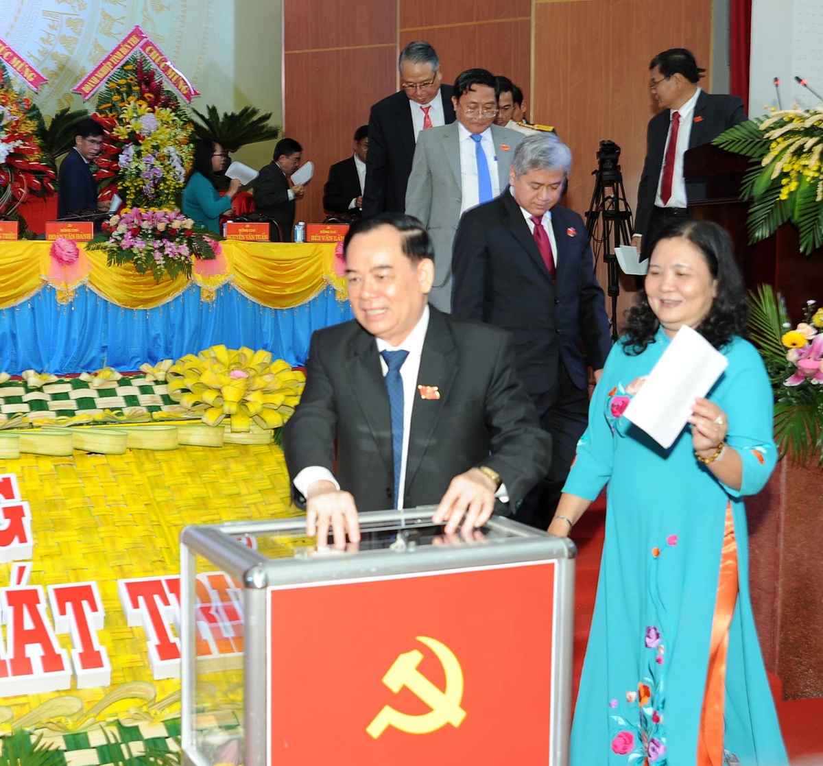 Ông Trần Ngọc Tam, Phó Bí thư Tỉnh ủy-Chủ tịch UBND tỉnh Bến Tre (ảnh trái)