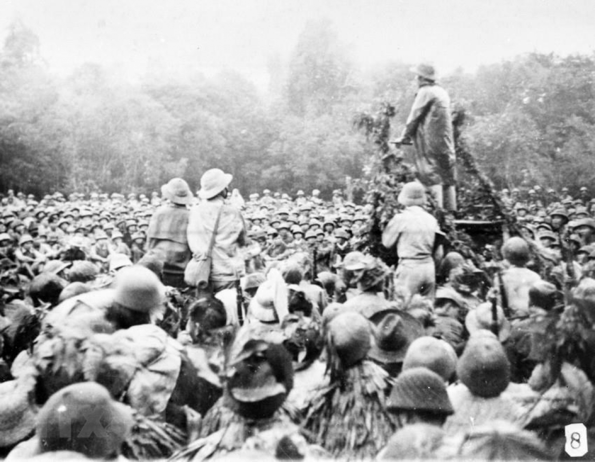 Bác Hồ thăm và nói chuyện với cán bộ, chiến sỹ tham gia Chiến dịch Biên giới 1950. Ảnh: TTXVN