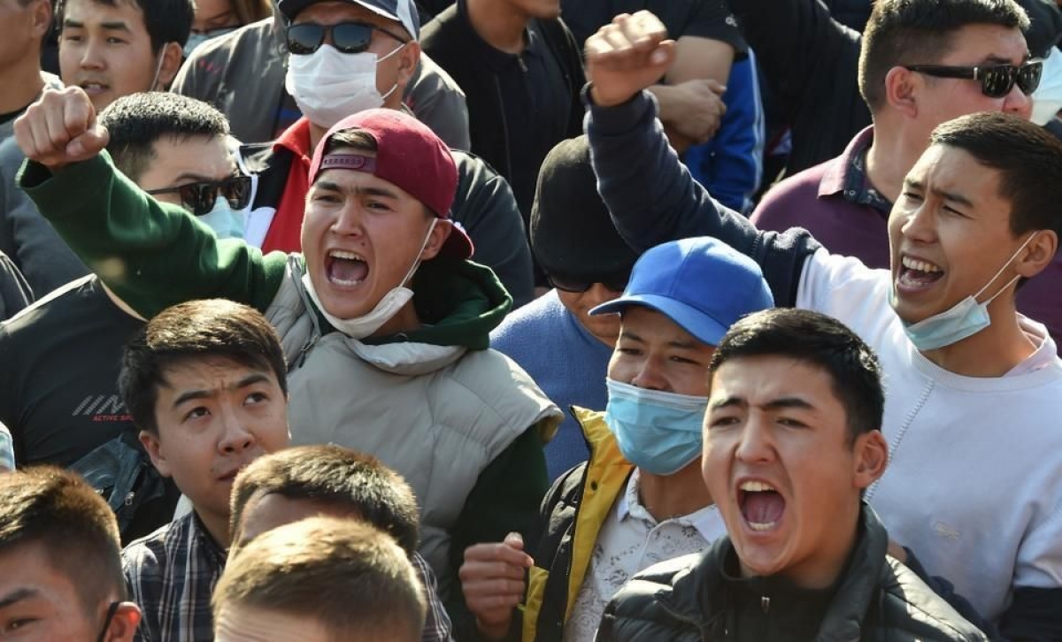 Người biểu tình ở Kyrgyzstan yêu cầu hủy kết quả bầu cử Quốc hội hôm 4/10. (Nguồn: AFP).