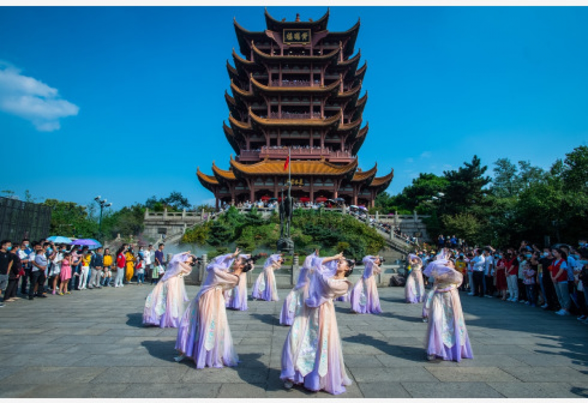Biểu diễn tại Hoàng Hạc Lâu thành phố Vũ Hán hôm 01/10. Ảnh: Tân Hoa Xã.