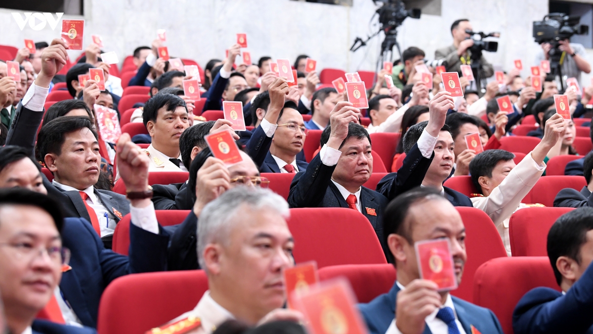 Các đại biểu biểu quyết thông qua số lượng uỷ viên Ban Chấp hành khoá XVII gồm 71 người. Ảnh: Ngọc Thành