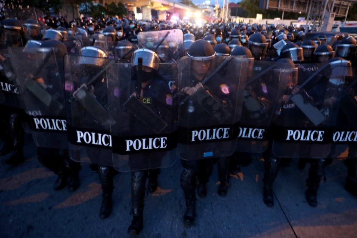 Cảnh sát chống bạo động trên đường phố Bangkok sáng 15/10. Ảnh: Reuters.