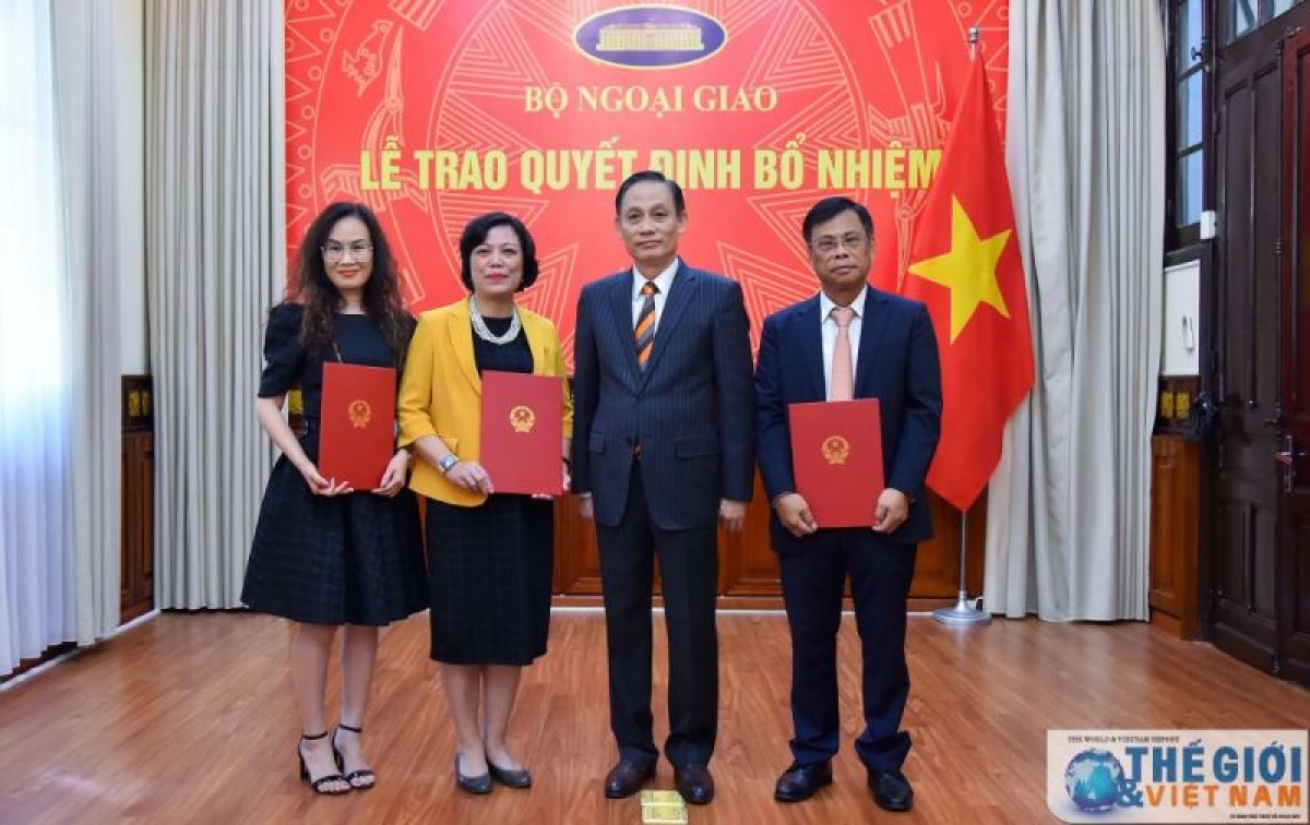 Thứ trưởng Bộ Ngoại giao Lê Hoài Trung trao quyết định bổ nhiệm cho các cán bộ Bộ Ngoại giao. Ảnh: Thế giới &amp; Việt Nam