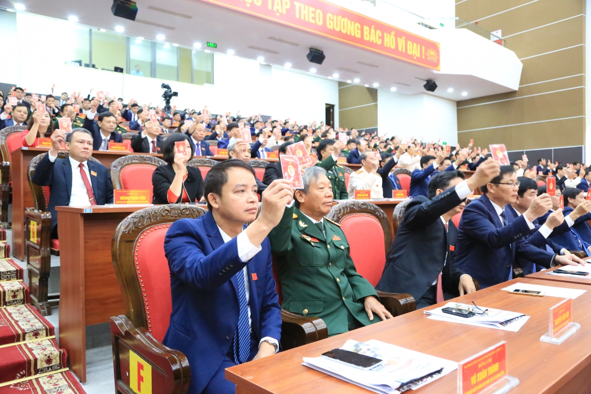 Các đại biểu tiến hành biểu quyết tại Đại hội