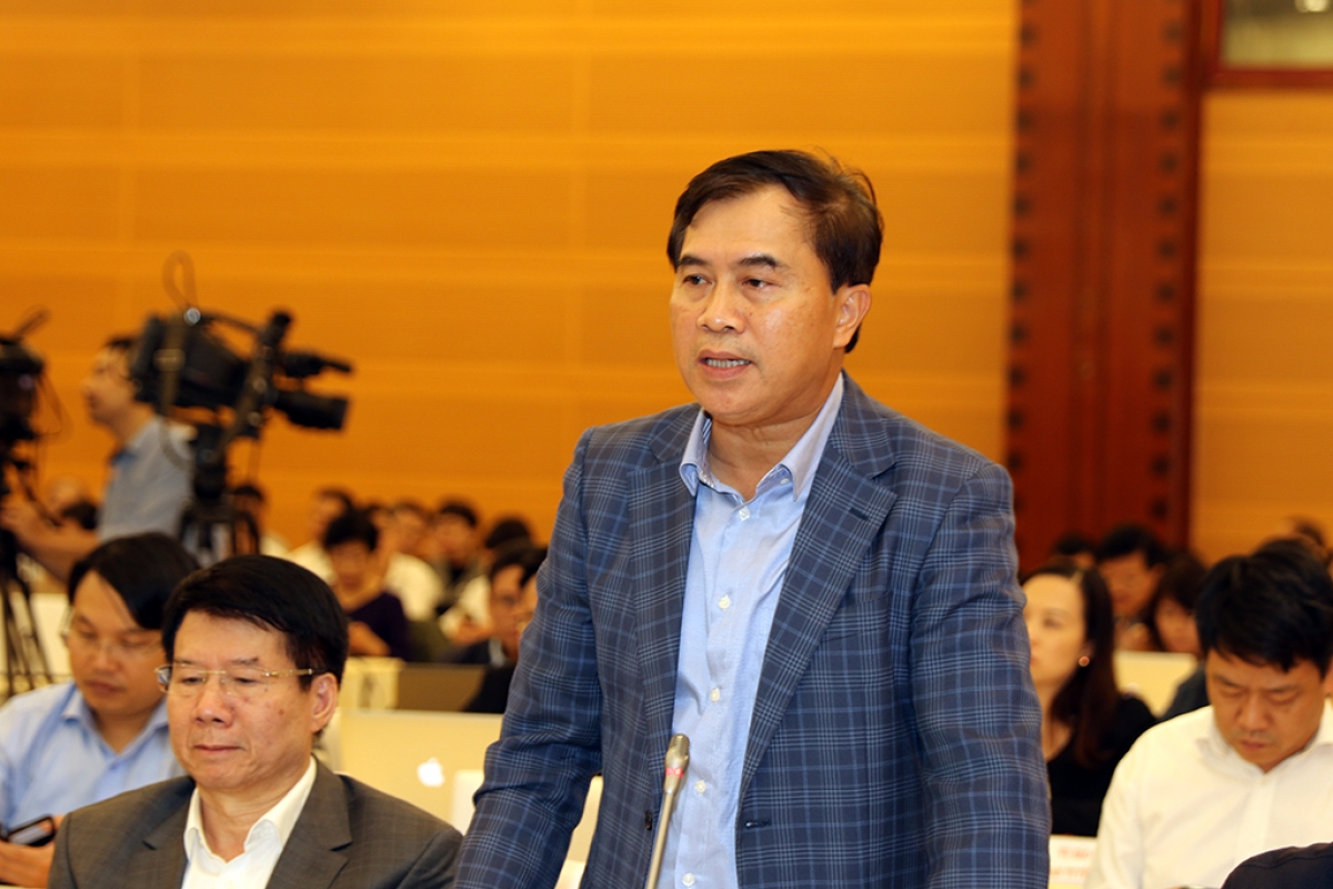 Thứ trưởng Bộ Xây dựng Lê Quang Hùng trả lời câu hỏi của phóng viên.
