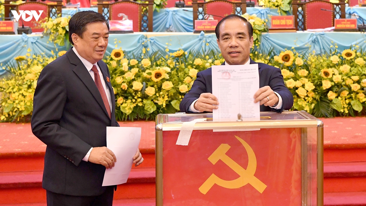 Các đại biểu bỏ phiếu bầu Ban Chấp hành Đảng bộ tỉnh Tuyên Quang khoá XVII. Ảnh: Ngọc Thành