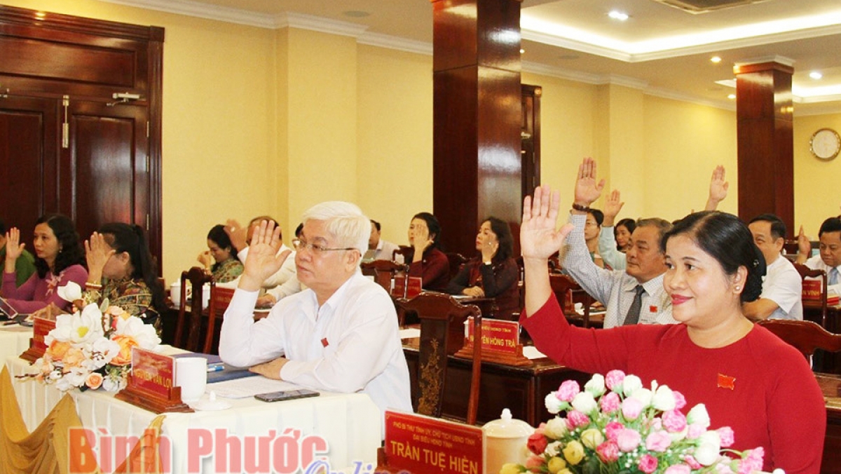 Các đại biểu biểu quyết thông qua Nghị quyết về việc xây dựng hệ thống trường học thông minh giai đoạn 2021 – 2025