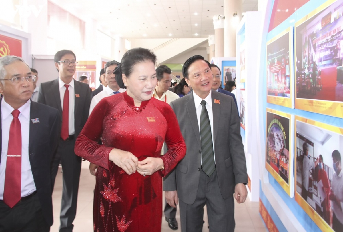 Ông Nguyễn Khắc Định cùng Chủ tịch Quốc hội Nguyễn Thị Kim Ngân xem triển lãm tại Đại hội Đảng bộ tỉnh Khánh Hòa.