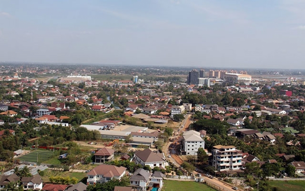 Lào ưu tiên mục tiêu tăng trưởng kinh tế. (Trong ảnh: Toàn cảnh Thủ đô Vientiane, Lào).