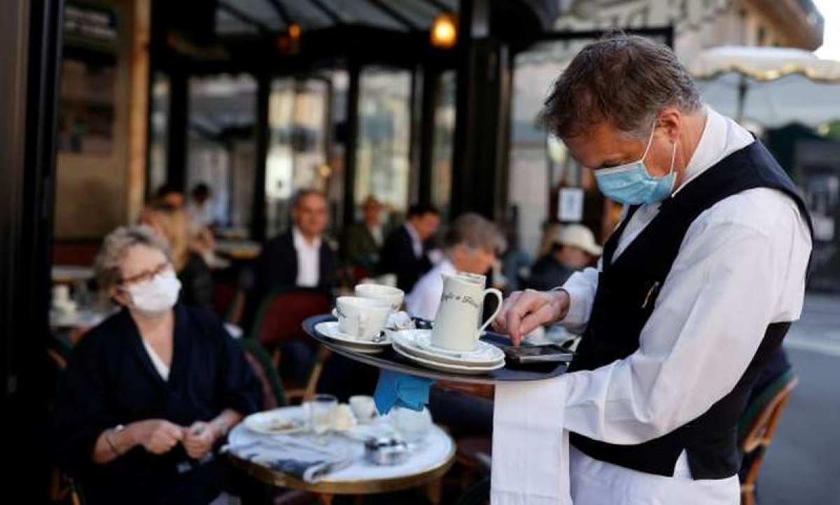 Các quán cà phê tại Pháp bị ảnh hưởng nghiêm trọng từ dịch Covid-19. Ảnh: Le Monde