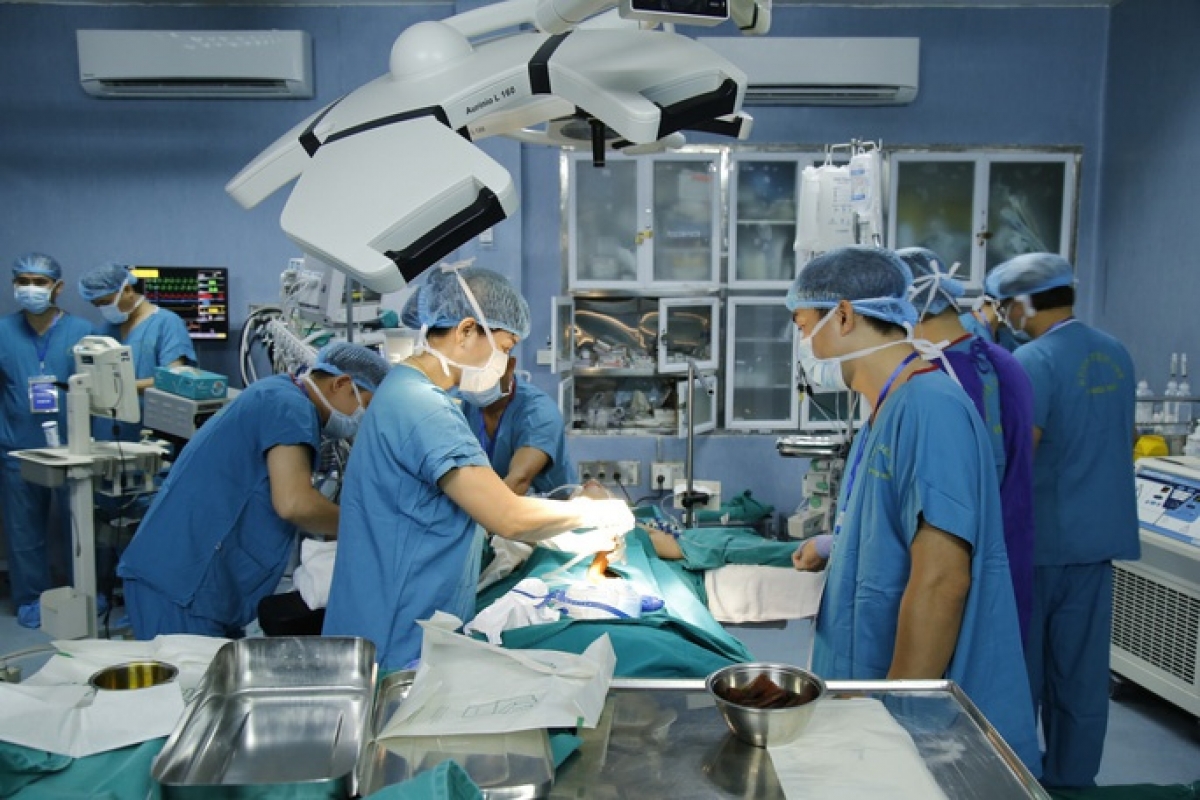 Ca ghép ruột tại Việt Nam được hỗ trợ bởi các chuyên gia Nhật Bản. Ảnh: BVCC.
