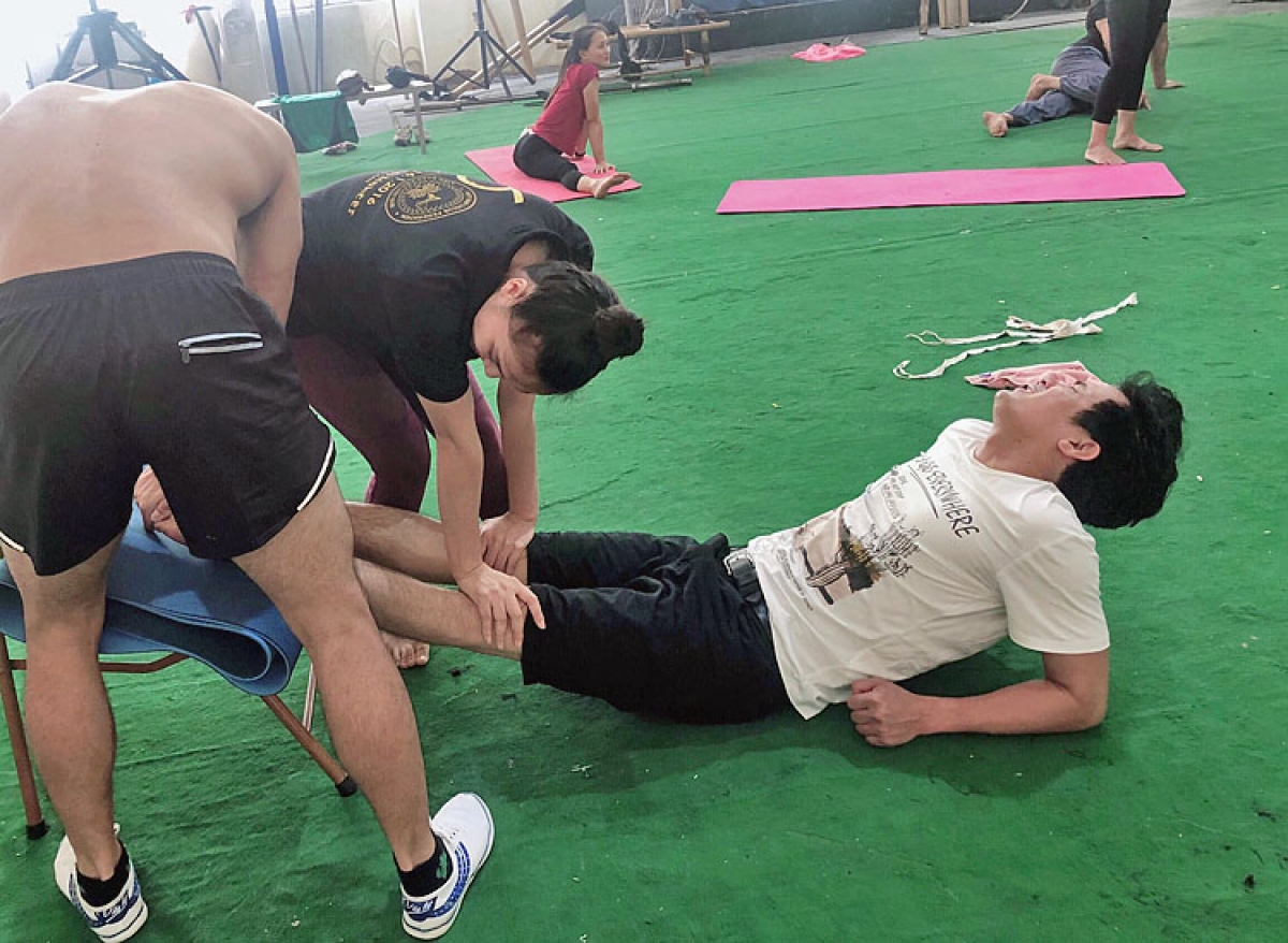 Tập diễn xiếc đối với một diễn viên cải lương là vô cùng vất vả. Trong ảnh: diễn viên cải lương bị căng cơ khi tập 1 tiết mục xiếc.