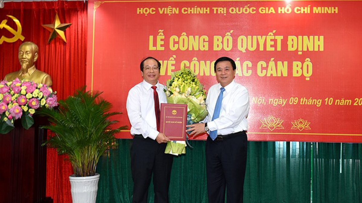 GS.TS Nguyễn Xuân Thắng trao quyết định giao Quyền Giám đốc Học viện Báo chí và Tuyên truyền cho PGS.TS Lưu Văn An