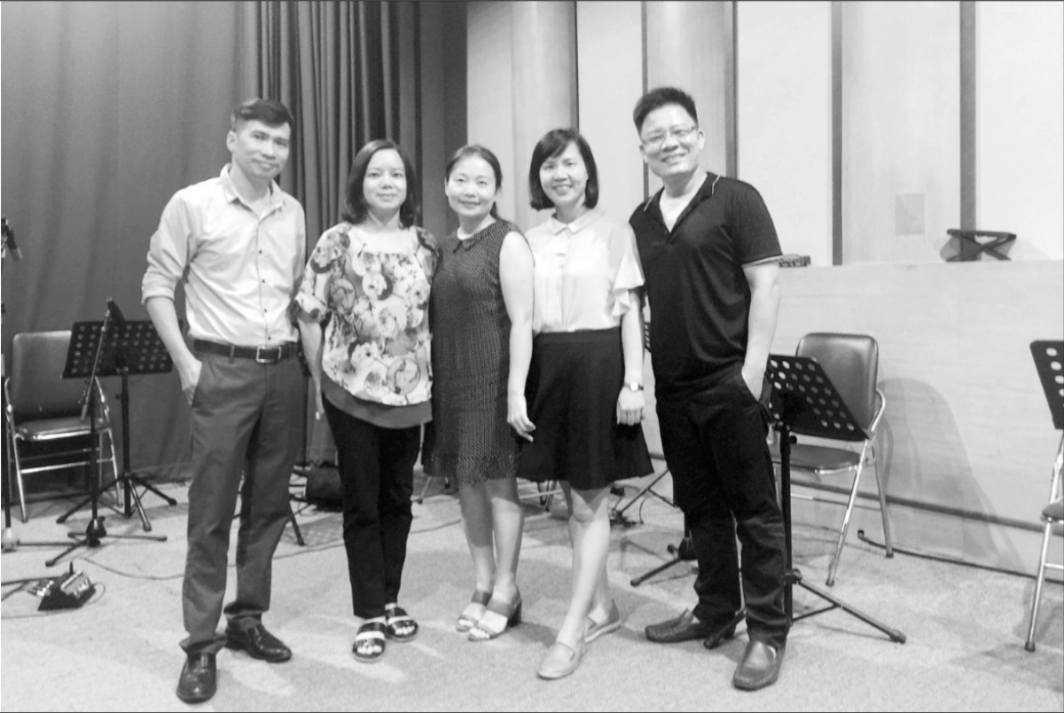 Các nghệ sĩ tham gia buổi thu thơ trong phòng thu Đài TNVN, từ trái qua: NS Đăng Kiên, NS Việt Hà (đàn tranh), NS Lê Hằng (đàn bầu), BTV Anh Thư, NSƯT Văn Chương.