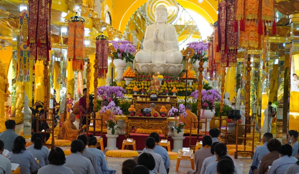 Các phật tử, thân nhân có tro cốt gửi tại chùa tham gia lễ tụng kinh chuẩn bị cho đại lễ trai đàn chẩn tế cầu siêu.