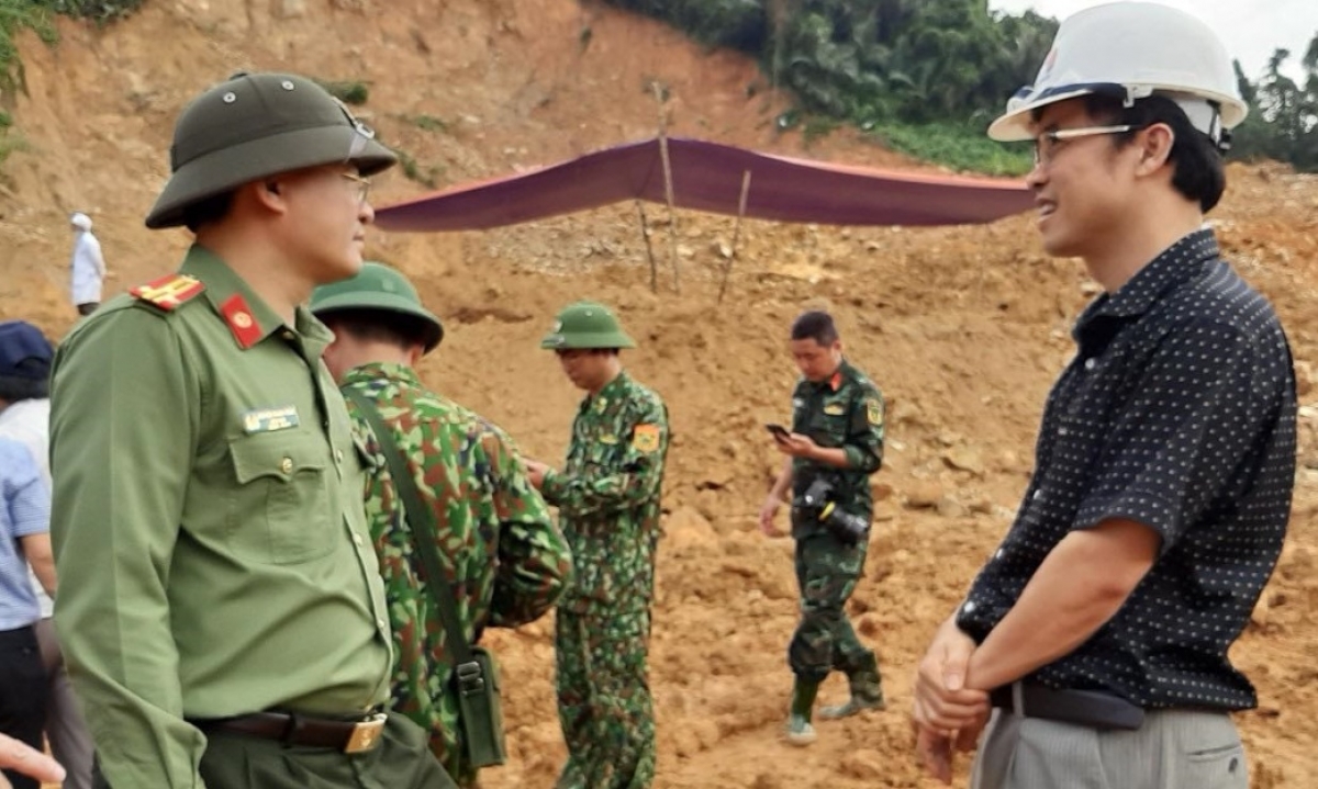 Lực lượng tìm kiếm nạn nhân mất tích tại thủy điện Rào Trăng.