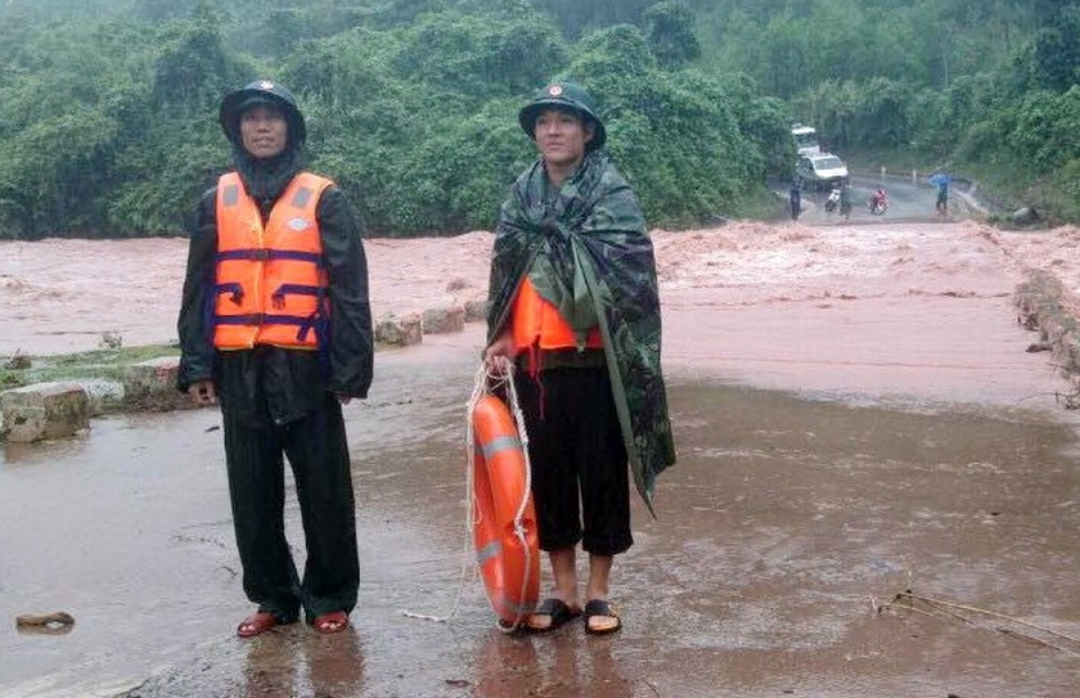 Bộ đội Biên phòng túc trực tại khu vực nguy hiểm cảnh báo người dân không qua lại.