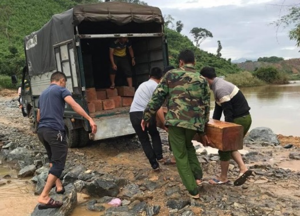 Lực lượng Công an sử dụng xe tải vận chuyển ra khỏi hiện trường để phục vụ công tác điều tra, xác minh. 