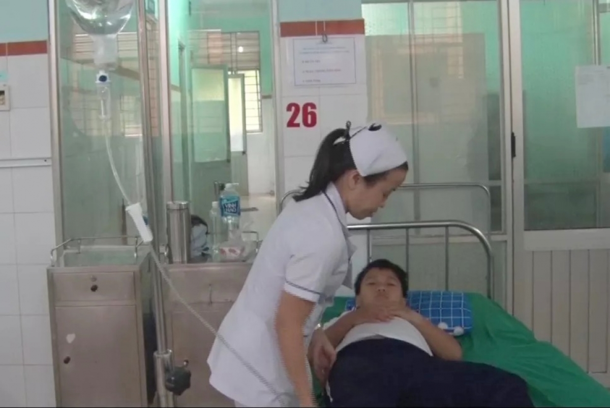 Một em học sinh bị ong chích đang điều trị tại bệnh viện.