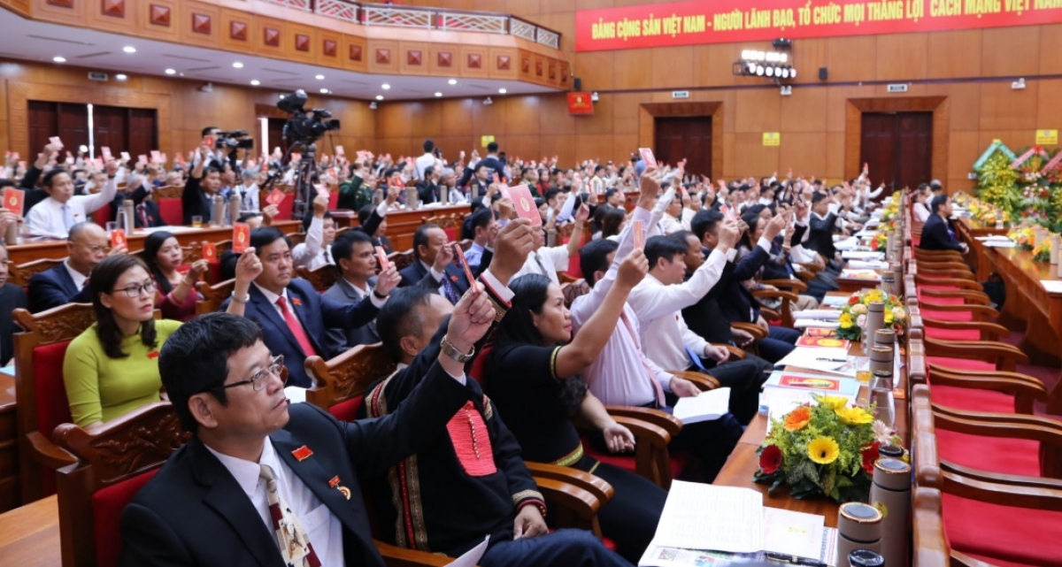 Các đại biểu tiến hành biểu quyết tại Đại hội.