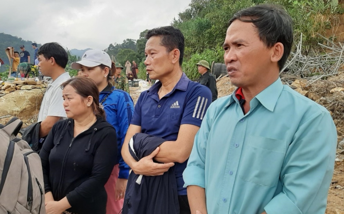Người nhà nạn nhân mất tích đã đến ngóng đợi tại khu vực tìm kiếm thủy điện Rào Trăng 3.