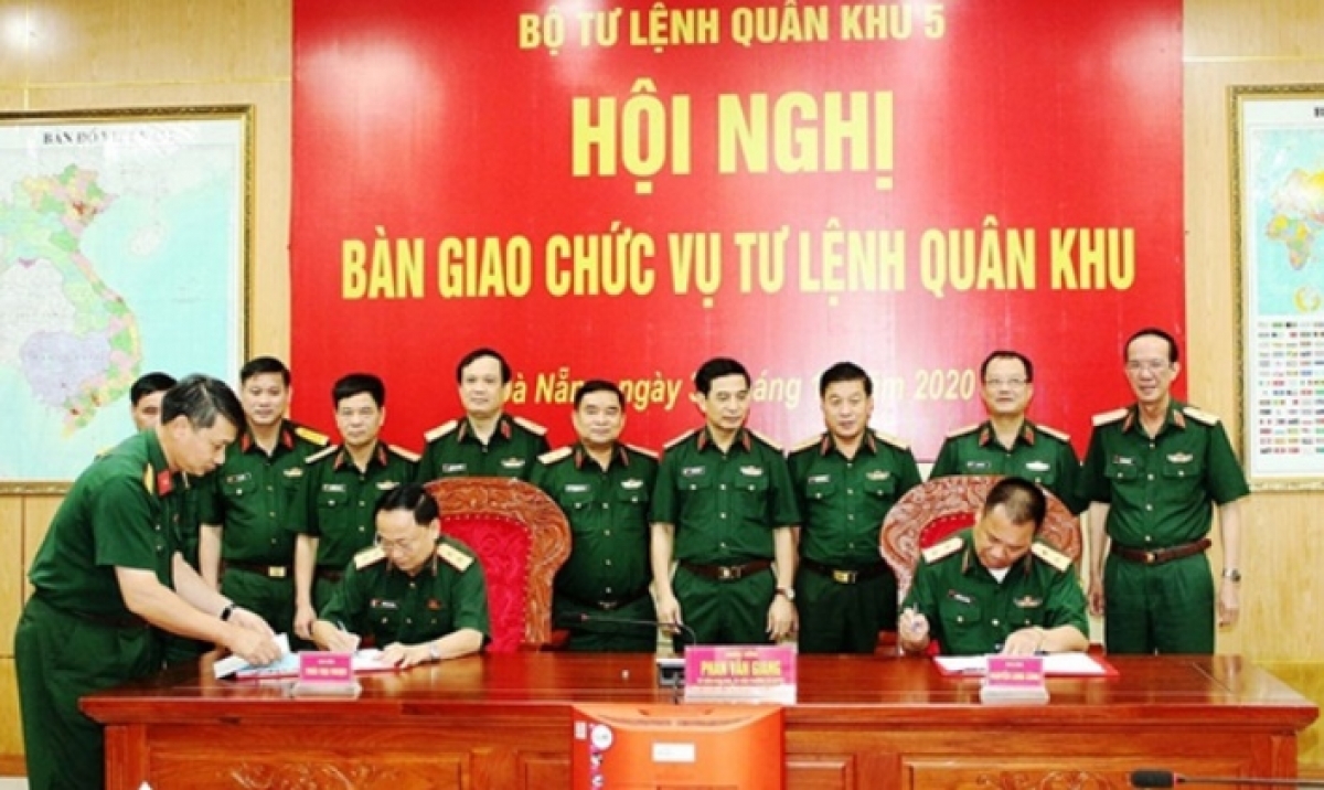 Hội nghị bàn giao chức vụ Tư lệnh Quân khu 5 (Ảnh Báo QĐND)