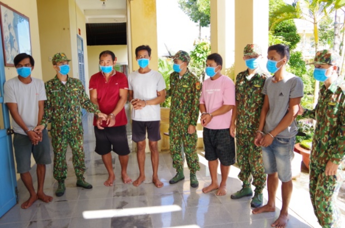 Các đối tượng và tang vật thuốc lá lậu do lực lượng Đồn Biên phòng Cửa khẩu Quốc tế Hà Tiên bắt được tối 29/10.