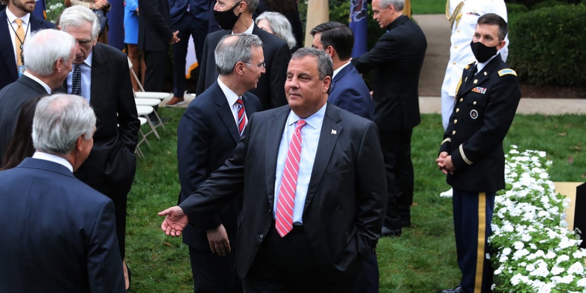 Cựu Thống đốc New Jersey Chris Christie không đeo khẩu trang khi dự sự kiện đề cử Thẩm phán Tòa án Tối cao tại Vườn Hồng ngày 26/9. Ảnh: Business Insider