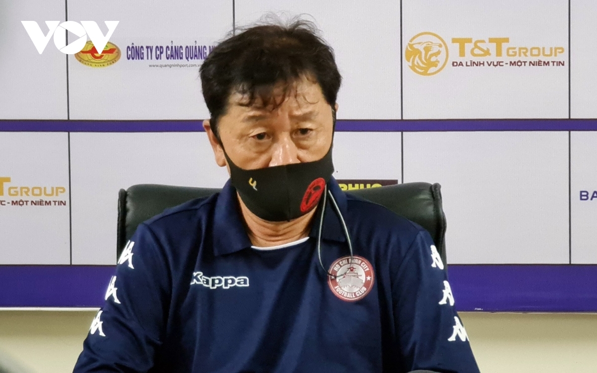 HLV Chung Hae Seong không tham dự buổi họp báo sau trận Hà Nội FC thắng CLB TPHCM 2-0.
