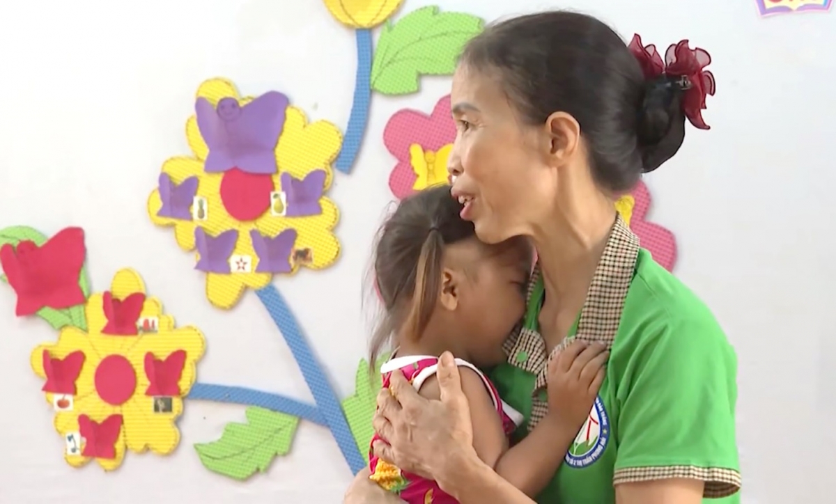 Cô yêu thương vỗ về học sinh trên lớp (Ảnh: Lào Cai TV)