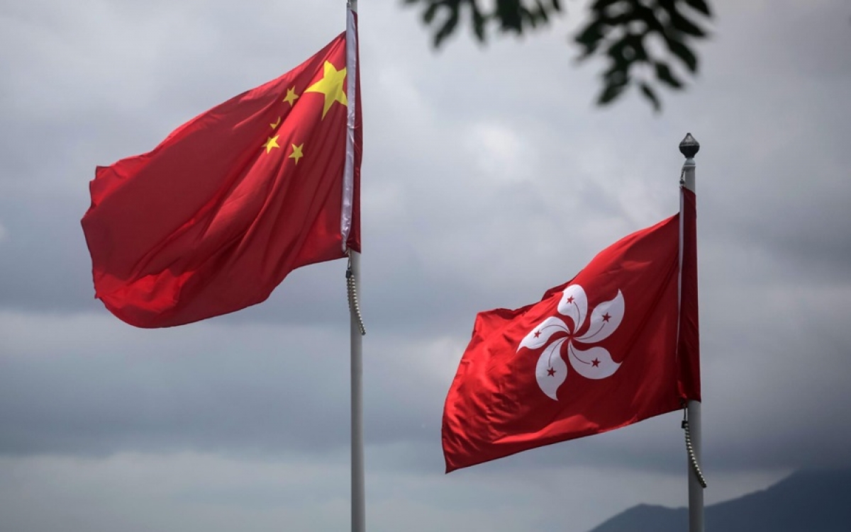 Cờ Trung Quốc và cờ Hong Kong. Ảnh: CNN.