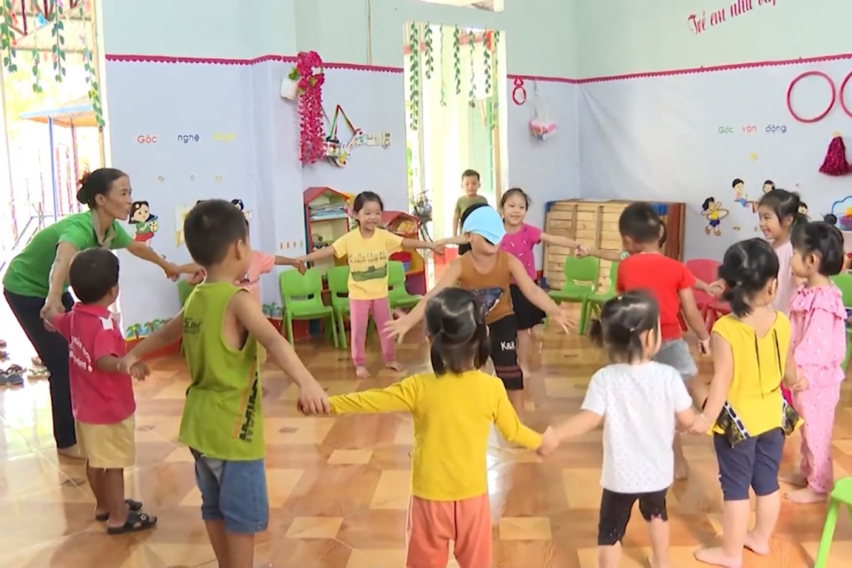 Cô Minh chăm học sinh trên lớp (ảnh: Lào Cai TV)