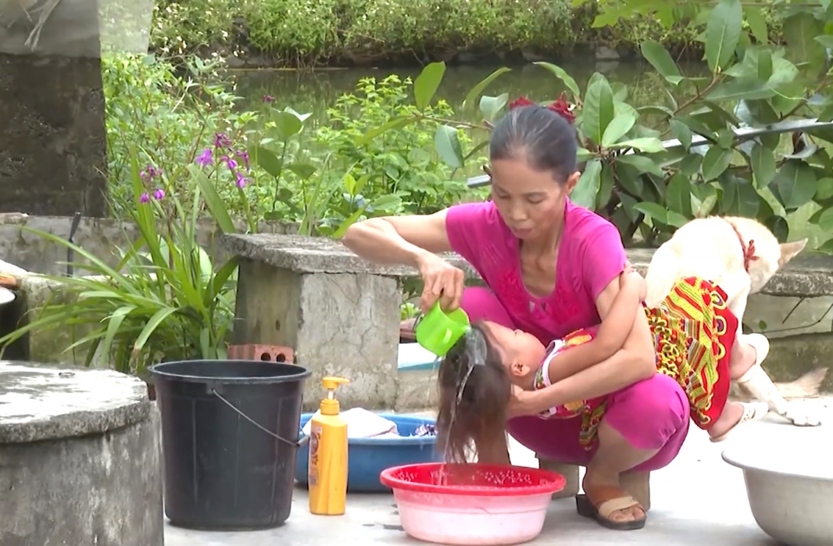năm nào cô Minh cũng đón các cháu về nhà nuôi (Ảnh: Lào Cai TV)