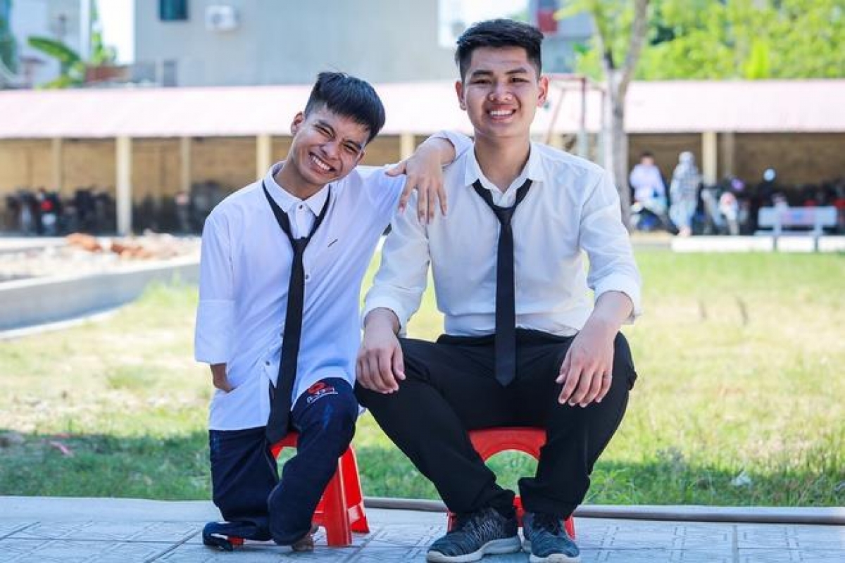 Đôi bạn thân Ngô Minh Hiếu (phải) và Nguyễn Tất Minh (trái) 10 cõng nhau đến trường.