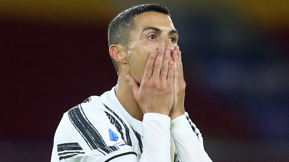 Cristiano Ronaldo vẫn chưa khỏi Covid-19. (Ảnh: Sky Sports)