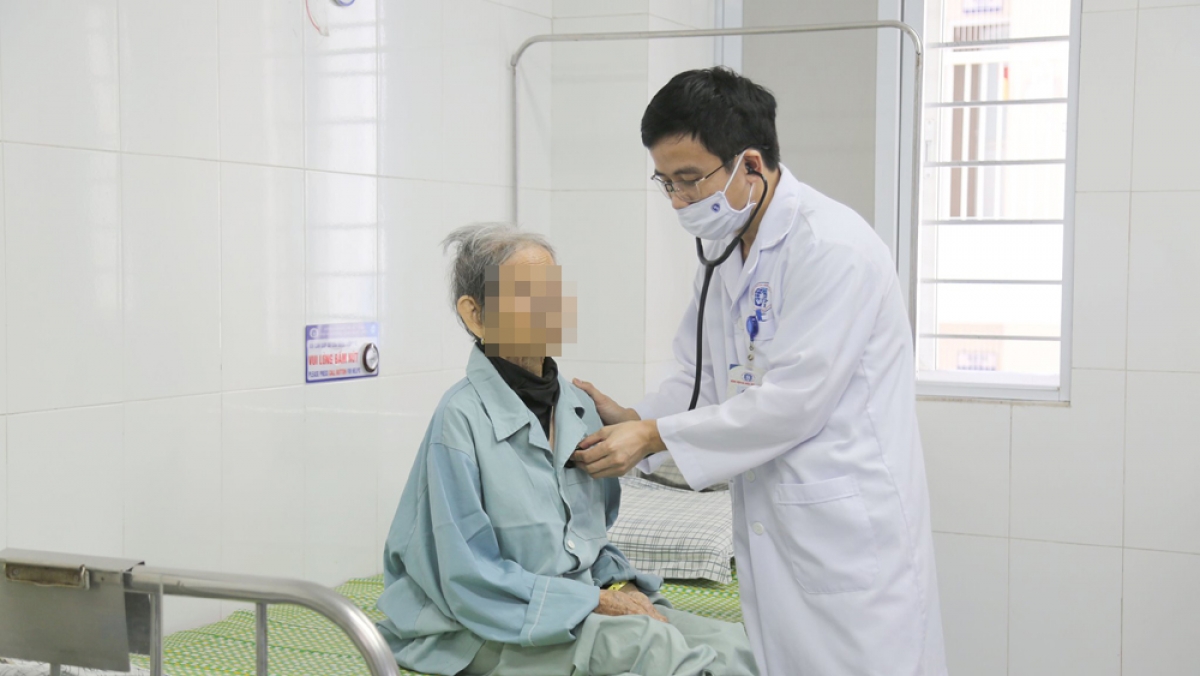 Bác sĩ thăm khám cho cụ bà sau khi được can thiệp tim mạch. (Ảnh: BVCC)