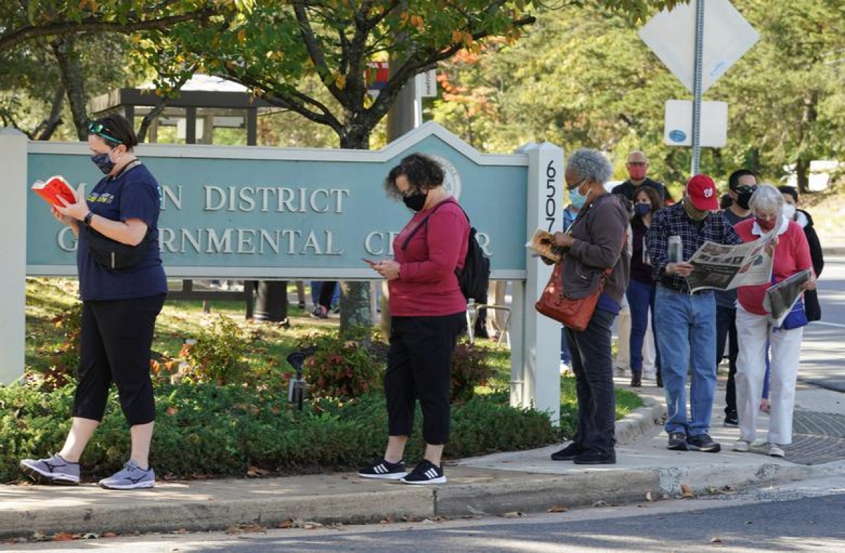 Cử tri Mỹ xếp hàng đi bỏ phiếu sớm ở Virginia ngày 14/10. Ảnh: Reuters