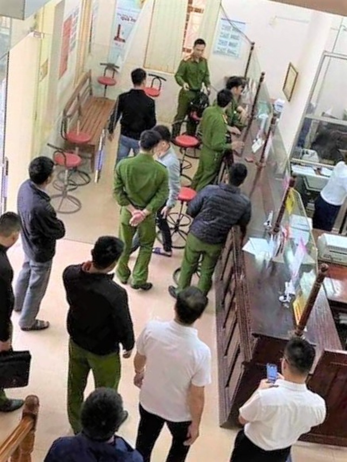 Lực lượng công an đang khám nghiệm hiện trường, lấy lời khai để điều tra vụ cướp ngân hàng.
