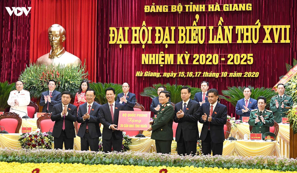 Đại tướng Ngô Xuân Lịch thay mặt Bộ Quốc phòng trao tặng Hà Giang 20 căn nhà tình nghĩa