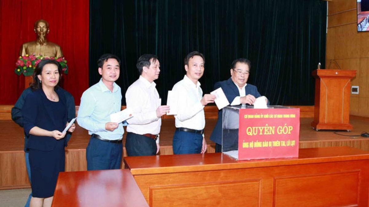 Cán bộ, công chức cơ quan Đảng ủy Khối quyên góp ủng hộ đồng bào bị thiên tai, lũ lụt. (Ảnh: Đảng ủy Khối các cơ quan Trung ương)