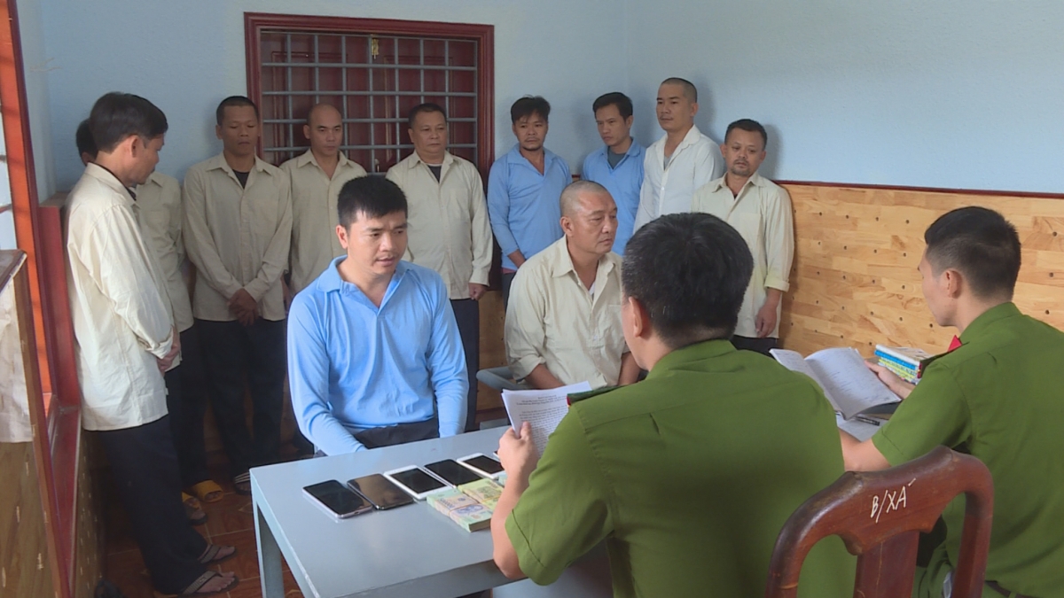 Các đối tượng tại cơ quan công an.