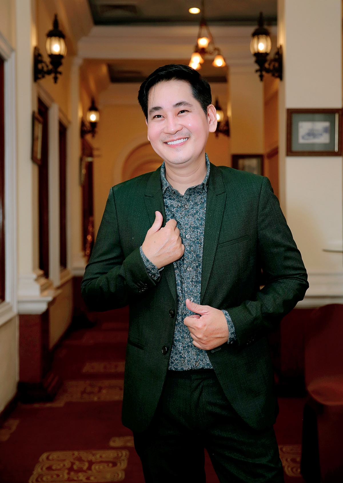 Từng đứng sau sự thành công của hàng loạt bộ phim truyền hình như "Dốc sương mù", "Chim én mùa đông", "Bí mật chôn vùi", "Vực thẩm vô hình", "Giá của nụ cười"… Lê Minh thử thách bản thân trong MV "Nỗi buồn đáy tim" lần này và nhận được nhiều lời khen của các khách mời trong buổi ra mắt