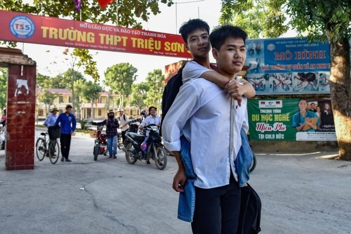 Suốt 10 năm qua Hiếu cõng Minh tới trường.